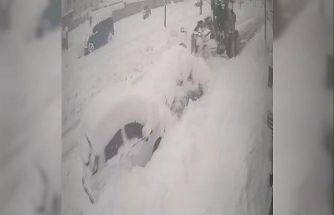 Yoldaki karı temizleyen iş makinası kardan kaybolan otomobile çarptı