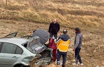 Yoldan çıkan lüks araç şarampole devrildi: 3 yaralı