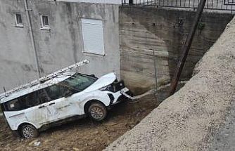 Yoldan çıkan otomobil tarlaya girdi