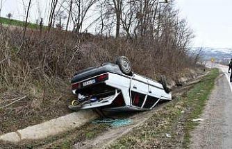 Yoldan çıkan otomobil ters döndü