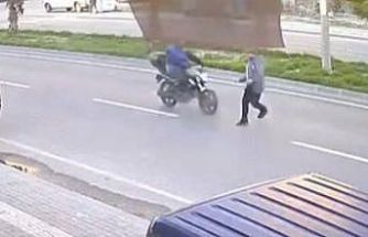 Yolun karşısına geçerken motosikletin çarptığı bir kişi yaralandı
