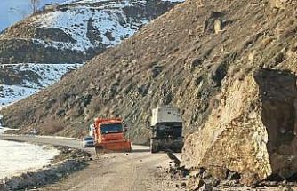 Yüksekova-Van karayolunda faciadan dönüldü: Dev kayalar yola düştü