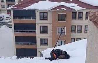 Yüksekova’da dondurucu soğuğa rağmen çatıda ibadet: Kar üzerinde namaz kıldı