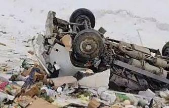 Yüksekova’da kamyonet şarampole yuvarlandı: 1 kişi yaralandı