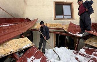 Yüksekova’da kar esareti: Çatıdan düşen kar kütlesi iş yerlerine hasar verdi