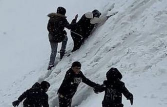 Yüksekova’da tepsiler kızak oldu, karlı yamaçlar oyun alanına dönüştü