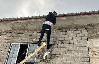 Yüksekova’da yürekleri ağza getiren kaza: Çatıda asılı kalan vatandaş kurtarıldı