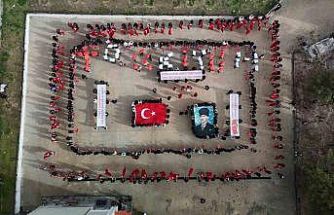 Yunus Emre MTAL’de öğrenciler 103 Türk bayrağı açarak Cumhuriyeti selamladı