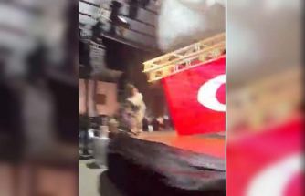 Zeybek oynamak için sahneye çıkan belediye başkanı saniyelerle kurtuldu... Sahnenin çökme anı kamerada