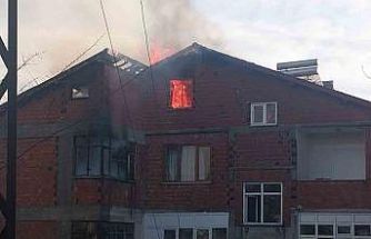 Zonguldak’ta 6 katlı binanın çatısı alev alev yandı