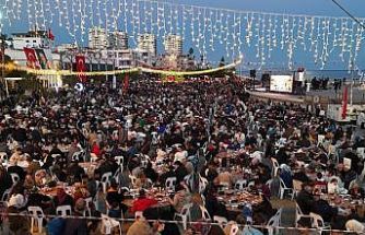 10 bin kişi deniz kenarında iftarda buluştu