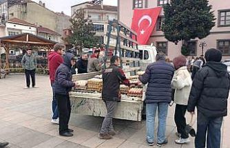 12 bin köy yumurtasını meydanda ücretsiz dağıttı