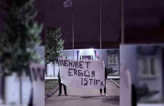 1969 Bilecikspor Kulübü Başkanı Mehmet Ergün’ün iş yerinin duvarına ’Yönetim İstifa’ yazısı astılar