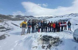 19 kişilik dağcı grubu Ağrı Dağı zirve tırmanışına başladı