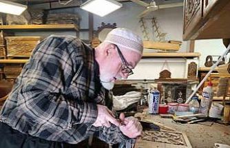 49 yıldır oymacı sandık ustalığı yapıyor