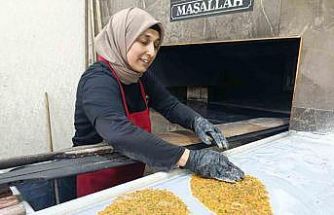 4 çocuk annesini gören şaşırıyor: Elinde küreği lahmacun ustalığı yapıyor