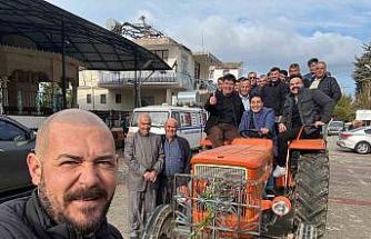 50 yıllık gelenek bozulmadı, traktörle mezarlık ziyareti
