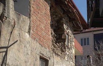 5.1 büyüklüğündeki depremin merkez üssü olan Buldan’daki eski yapılarda büyük hasarlar oluştu