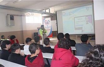 605 öğrenciye güvenli teknoloji kullanımı eğitimi