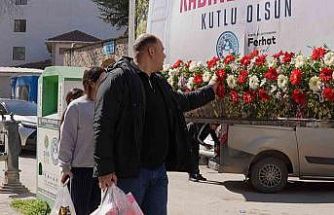 8 Mart’ta Kestel çiçek açtı...Kadınlar için bilboardların altına çiçek bırakıldı