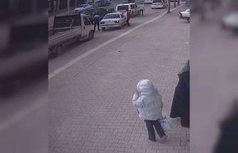 Açılan araç kapısı kazaya neden oldu