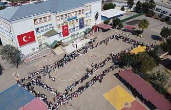 Adana’da ara tatile giren öğrenciler okul bahçesinde bayramlaştı