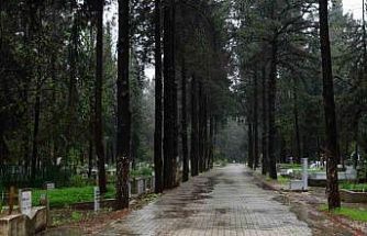 Adana’da şiddetli yağış nedeniyle arife günü mezarlıklar boş kaldı