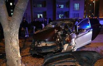 Ağaca çarpan otomobil hurdaya döndü: 3 yaralı