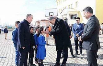 Ağrı Valisi Bozkurt, okullarda incelemelerde bulundu