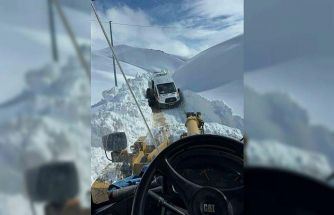 Ağrı’da 2 metrelik karda zamanla yarış: Mahsur kalan hasta kurtarıldı