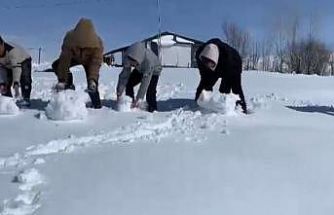 Ağrı’da kar yağdı, çocuklar doyasıya eğlendi