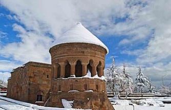 Ahlat’ta tarih beyaza büründü
