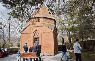 Ahlat’taki türbeye bayramda ziyaretçi akını