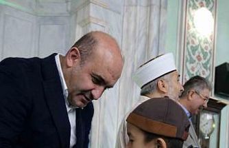 AK Parti İl Başkanı Gürhan Albayrak, Reşadiye Camii’nde vatandaşlarla bayramlaştı