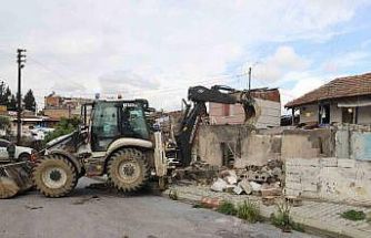 Akdeniz’de tehlike saçan metruk yapılar yıkılıyor