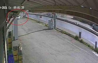 Akıl almaz kaza: Otomobil prefabrik iş yerlerinin içinden geçti