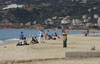 Alanya’da bayram arifesinde hava sıcaklığı 20 dereceye ulaştı, tatilciler soluğu sahilde aldı