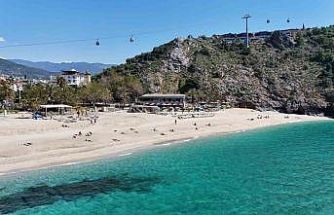Alanya’da mart ayı ortasında yaz görüntüleri: Hava sıcaklığı 20 dereceye çıkınca deniz ve güneşin tadını çıkardılar