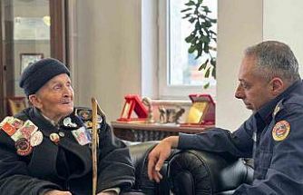 Albay Vanlı, 91 yaşındaki şehit babasını kapıda karşılayıp makamında ağırladı