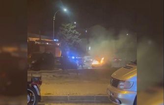 Alev alan aracı itfaiye ekipleri söndürdü