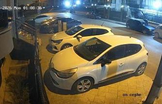 Alevlere teslim olan otomobil dakikalarca böyle yandı