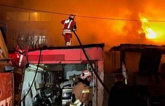 Alevlerin geceyi aydınlattığı yangında ev ve otomobil küle döndü