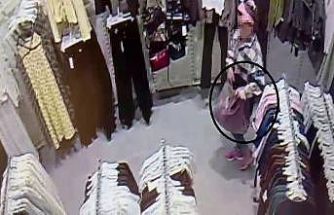 Alışveriş merkezinde çocuğunun yanında hırsızlık yapan kadın kamerada