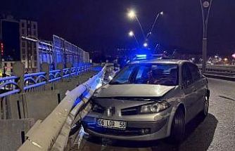 Alkollü sürücü bariyerlere girdi: 25 bin TL ceza yazıldı