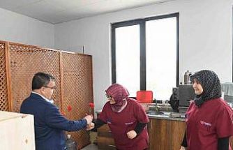 Altıeylül’ de kadın emeğine karanfilli kutlama