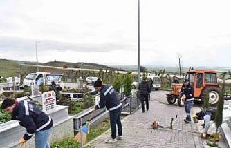 Altıeylül’de bayram öncesi mezarlıklarda yoğun mesai