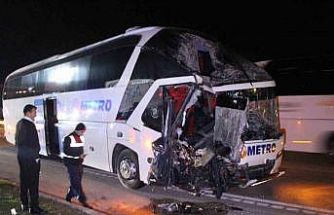 Amasya’da yolcu otobüsü ile tırın çarpıştığı kazada 11 yaralı