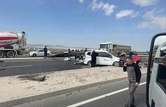 Ankara’da korkutan kaza: Otomobil bariyerlere ok gibi saplandı