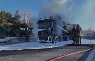 Ankara’da seyir halindeki hafriyat kamyonu yandı