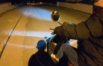 Annesine gece motor sürmeyi öğreten genç izleyenleri gülümsetti